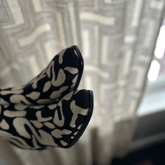 VIVAIA Ryan Bootie 39.5 8.5  slip on chelsea boot ecru tiger hands free - Picture 4 of 6